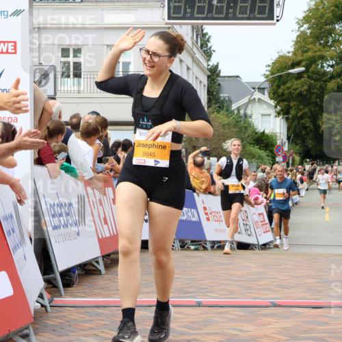 31.08.2025 - 21. Blankeneser Heldenlauf Strokosch-Dieckow http://msf.ph/oto/8700117 31.08.2025 12:40:21 Ziel 5449, 5351, 5645 meine-sportfotos.de