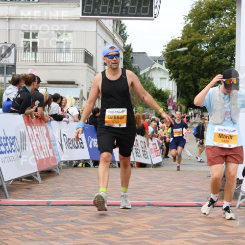 31.08.2025 - 21. Blankeneser Heldenlauf Strokosch-Dieckow http://msf.ph/oto/8700133 31.08.2025 12:52:56 Ziel 5423, 5373, 5722 meine-sportfotos.de