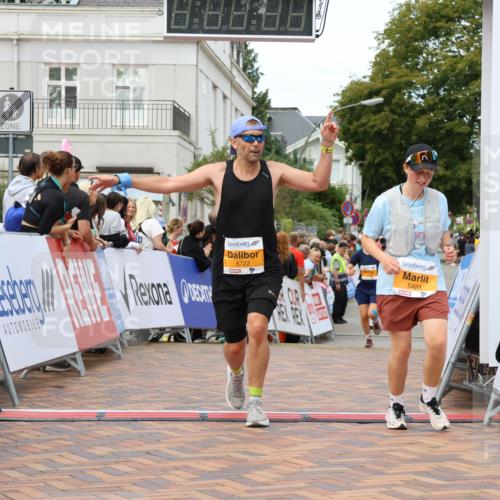 31.08.2025 - 21. Blankeneser Heldenlauf Strokosch-Dieckow http://msf.ph/oto/8700145 31.08.2025 12:52:56 Ziel 5423, 5373, 5722 meine-sportfotos.de