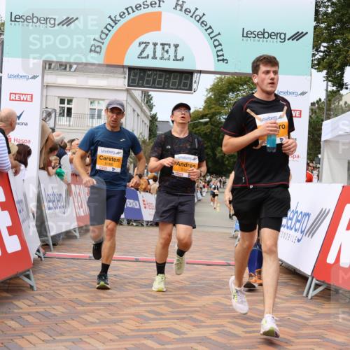 31.08.2025 - 21. Blankeneser Heldenlauf Strokosch-Dieckow http://msf.ph/oto/8700174 31.08.2025 12:40:12 Ziel 5077, 5343, 5528, 5693, 5166, 5327, 4317 meine-sportfotos.de