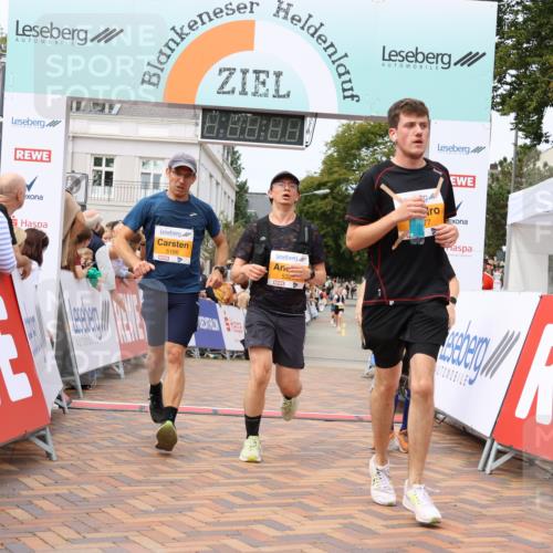 31.08.2025 - 21. Blankeneser Heldenlauf Strokosch-Dieckow http://msf.ph/oto/8700175 31.08.2025 12:40:12 Ziel 5077, 5343, 5528, 5693, 5166, 5327, 4317 meine-sportfotos.de