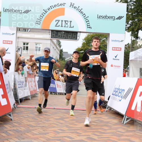 31.08.2025 - 21. Blankeneser Heldenlauf Strokosch-Dieckow http://msf.ph/oto/8700185 31.08.2025 12:40:12 Ziel 5077, 5343, 5528, 5693, 5166, 5327, 4317 meine-sportfotos.de