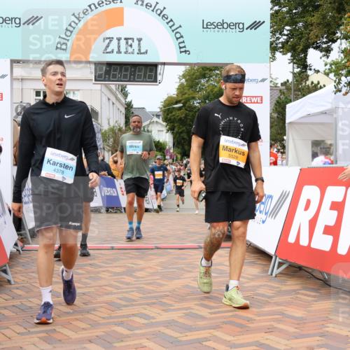 31.08.2025 - 21. Blankeneser Heldenlauf Strokosch-Dieckow http://msf.ph/oto/8700190 31.08.2025 12:40:07 Ziel 5756, 5077, 5343, 5528, 5166, 5327, 4378, 4317 meine-sportfotos.de