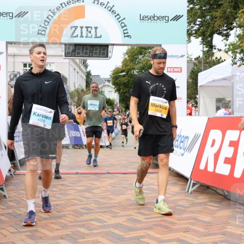 31.08.2025 - 21. Blankeneser Heldenlauf Strokosch-Dieckow http://msf.ph/oto/8700192 31.08.2025 12:40:06 Ziel 5756, 5343, 5528, 4378, 4317 meine-sportfotos.de