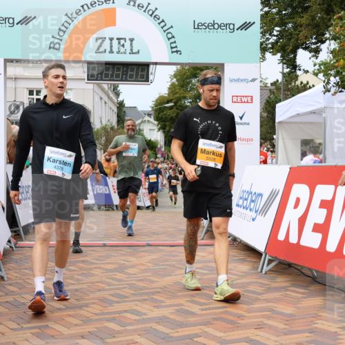 31.08.2025 - 21. Blankeneser Heldenlauf Strokosch-Dieckow http://msf.ph/oto/8700196 31.08.2025 12:40:06 Ziel 5756, 5343, 5528, 4378, 4317 meine-sportfotos.de