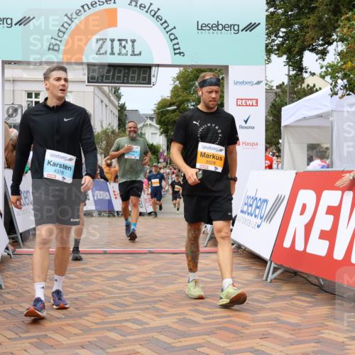 31.08.2025 - 21. Blankeneser Heldenlauf Strokosch-Dieckow http://msf.ph/oto/8700198 31.08.2025 12:40:06 Ziel 5756, 5343, 5528, 4378, 4317 meine-sportfotos.de