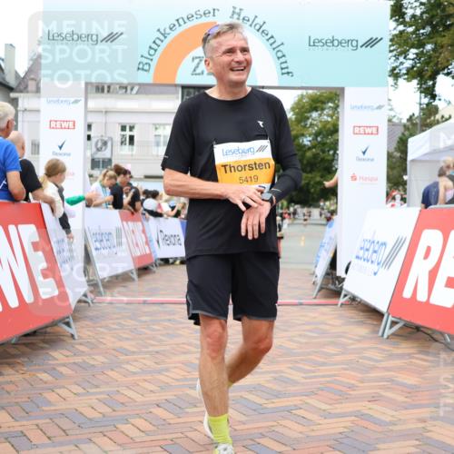 31.08.2025 - 21. Blankeneser Heldenlauf Strokosch-Dieckow http://msf.ph/oto/8700213 31.08.2025 12:52:16 Ziel 5760, 5761, 5419, 5240 meine-sportfotos.de