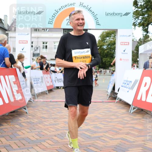 31.08.2025 - 21. Blankeneser Heldenlauf Strokosch-Dieckow http://msf.ph/oto/8700215 31.08.2025 12:52:16 Ziel 5760, 5761, 5419, 5240 meine-sportfotos.de