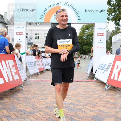 31.08.2025 - 21. Blankeneser Heldenlauf Strokosch-Dieckow http://msf.ph/oto/8700217 31.08.2025 12:52:16 Ziel 5760, 5761, 5419, 5240 meine-sportfotos.de