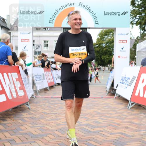 31.08.2025 - 21. Blankeneser Heldenlauf Strokosch-Dieckow http://msf.ph/oto/8700220 31.08.2025 12:52:16 Ziel 5760, 5761, 5419, 5240 meine-sportfotos.de