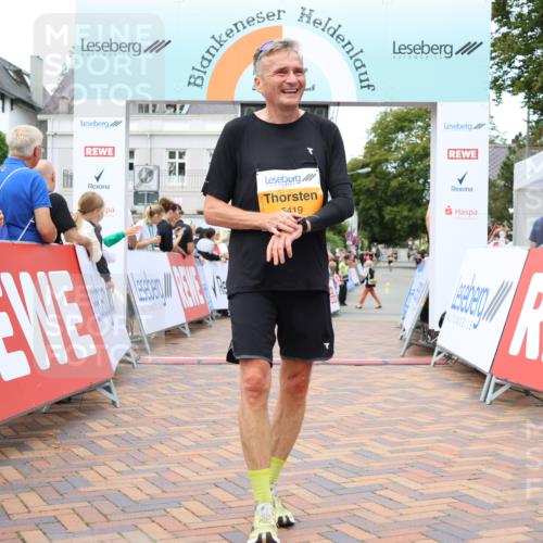 31.08.2025 - 21. Blankeneser Heldenlauf Strokosch-Dieckow http://msf.ph/oto/8700222 31.08.2025 12:52:16 Ziel 5760, 5761, 5419, 5240 meine-sportfotos.de
