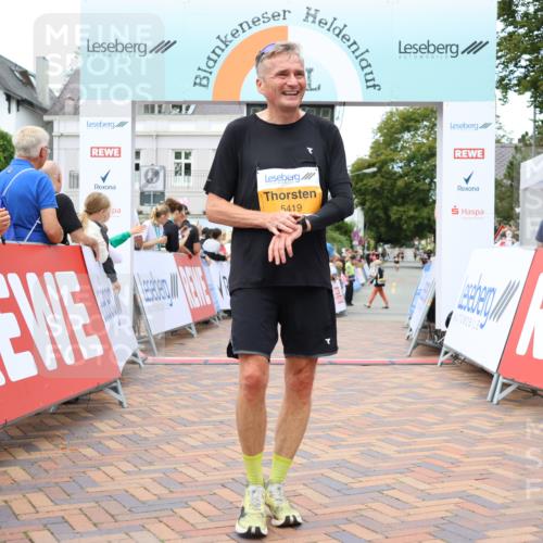 31.08.2025 - 21. Blankeneser Heldenlauf Strokosch-Dieckow http://msf.ph/oto/8700225 31.08.2025 12:52:16 Ziel 5760, 5761, 5419, 5240 meine-sportfotos.de