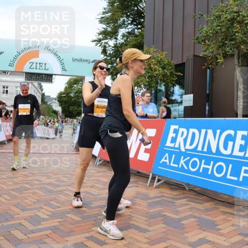 31.08.2025 - 21. Blankeneser Heldenlauf Strokosch-Dieckow http://msf.ph/oto/8700227 31.08.2025 12:52:14 Ziel 5202, 5760, 5761, 5419 meine-sportfotos.de