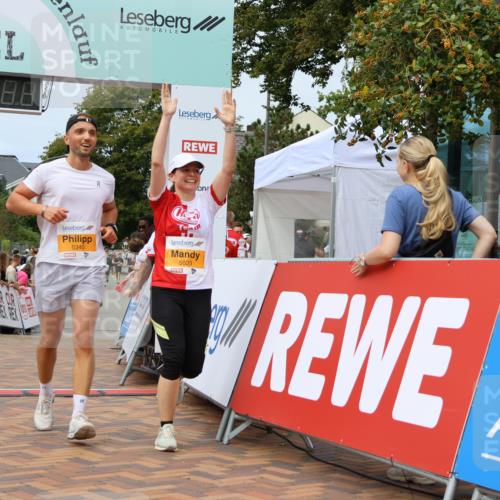 31.08.2025 - 21. Blankeneser Heldenlauf Strokosch-Dieckow http://msf.ph/oto/8700238 31.08.2025 12:39:43 Ziel 5340, 5659, 5623 meine-sportfotos.de