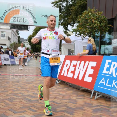 31.08.2025 - 21. Blankeneser Heldenlauf Strokosch-Dieckow http://msf.ph/oto/8700273 31.08.2025 12:39:40 Ziel 5340, 5659, 5623 meine-sportfotos.de