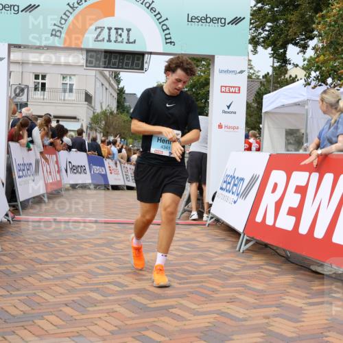 31.08.2025 - 21. Blankeneser Heldenlauf Strokosch-Dieckow http://msf.ph/oto/8700313 31.08.2025 12:39:11 Ziel 5596, 5225, 4341 meine-sportfotos.de