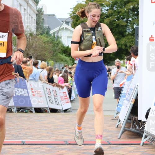 31.08.2025 - 21. Blankeneser Heldenlauf Strokosch-Dieckow http://msf.ph/oto/8700353 31.08.2025 12:38:51 Ziel 5432, 5013, 5378 meine-sportfotos.de