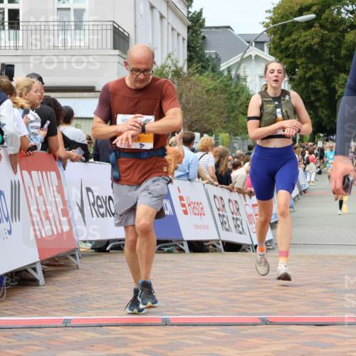 31.08.2025 - 21. Blankeneser Heldenlauf Strokosch-Dieckow http://msf.ph/oto/8700366 31.08.2025 12:38:49 Ziel 5432, 5013, 5378 meine-sportfotos.de