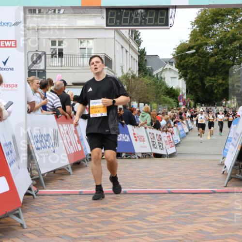 31.08.2025 - 21. Blankeneser Heldenlauf Strokosch-Dieckow http://msf.ph/oto/8700420 31.08.2025 12:51:31 Ziel 5837, 5371, 5141 meine-sportfotos.de