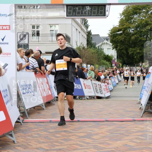31.08.2025 - 21. Blankeneser Heldenlauf Strokosch-Dieckow http://msf.ph/oto/8700422 31.08.2025 12:51:31 Ziel 5837, 5371, 5141 meine-sportfotos.de