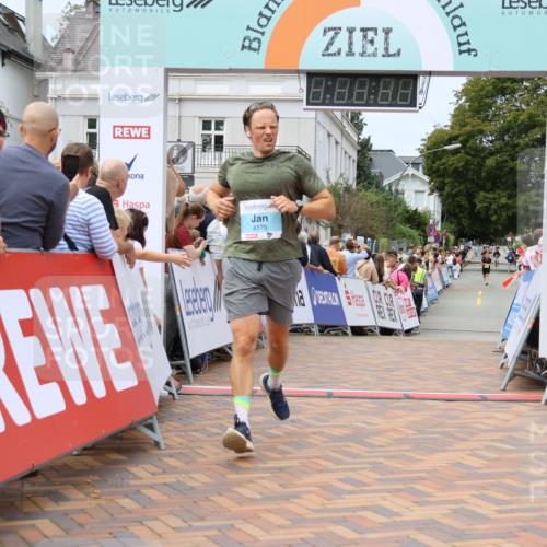31.08.2025 - 21. Blankeneser Heldenlauf Strokosch-Dieckow http://msf.ph/oto/8700426 31.08.2025 12:38:23 Ziel 5503, 5504, 4176 meine-sportfotos.de