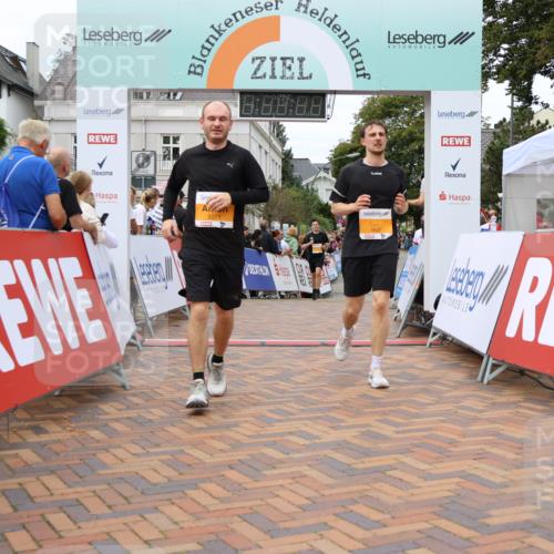 31.08.2025 - 21. Blankeneser Heldenlauf Strokosch-Dieckow http://msf.ph/oto/8700427 31.08.2025 12:51:26 Ziel 5837, 5371, 5285 meine-sportfotos.de