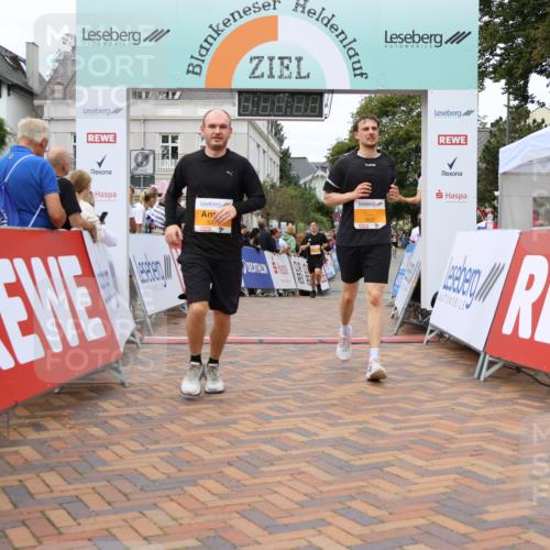 31.08.2025 - 21. Blankeneser Heldenlauf Strokosch-Dieckow http://msf.ph/oto/8700429 31.08.2025 12:51:26 Ziel 5837, 5371, 5285 meine-sportfotos.de
