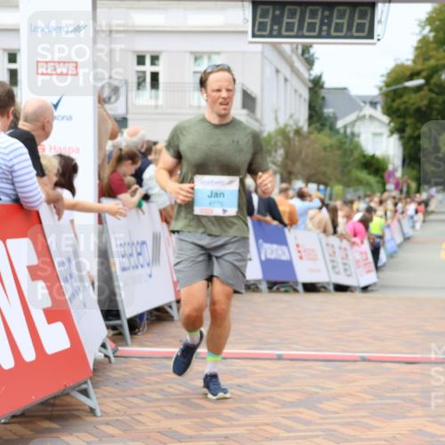 31.08.2025 - 21. Blankeneser Heldenlauf Strokosch-Dieckow http://msf.ph/oto/8700431 31.08.2025 12:38:23 Ziel 5503, 5504, 4176 meine-sportfotos.de