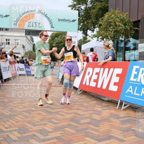 31.08.2025 - 21. Blankeneser Heldenlauf Strokosch-Dieckow http://msf.ph/oto/8700435 31.08.2025 12:38:18 Ziel 5503, 5504 meine-sportfotos.de