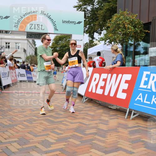 31.08.2025 - 21. Blankeneser Heldenlauf Strokosch-Dieckow http://msf.ph/oto/8700436 31.08.2025 12:38:18 Ziel 5503, 5504 meine-sportfotos.de
