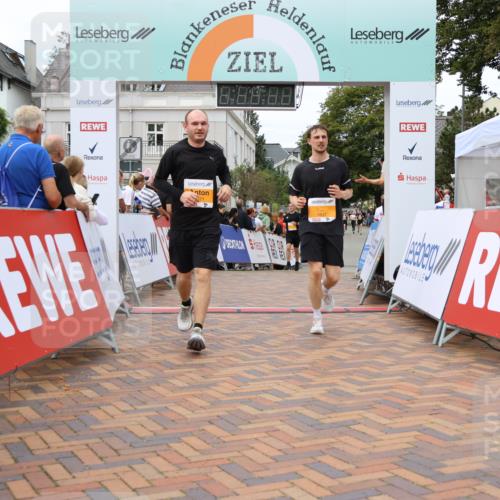 31.08.2025 - 21. Blankeneser Heldenlauf Strokosch-Dieckow http://msf.ph/oto/8700439 31.08.2025 12:51:25 Ziel 5837, 5371, 5285 meine-sportfotos.de