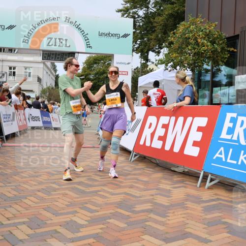 31.08.2025 - 21. Blankeneser Heldenlauf Strokosch-Dieckow http://msf.ph/oto/8700440 31.08.2025 12:38:18 Ziel 5503, 5504 meine-sportfotos.de