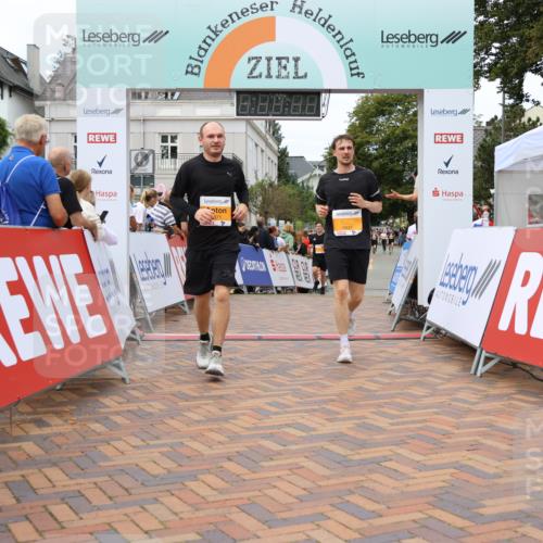 31.08.2025 - 21. Blankeneser Heldenlauf Strokosch-Dieckow http://msf.ph/oto/8700441 31.08.2025 12:51:25 Ziel 5837, 5371, 5285 meine-sportfotos.de