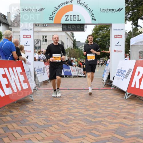 31.08.2025 - 21. Blankeneser Heldenlauf Strokosch-Dieckow http://msf.ph/oto/8700444 31.08.2025 12:51:25 Ziel 5837, 5371, 5285 meine-sportfotos.de