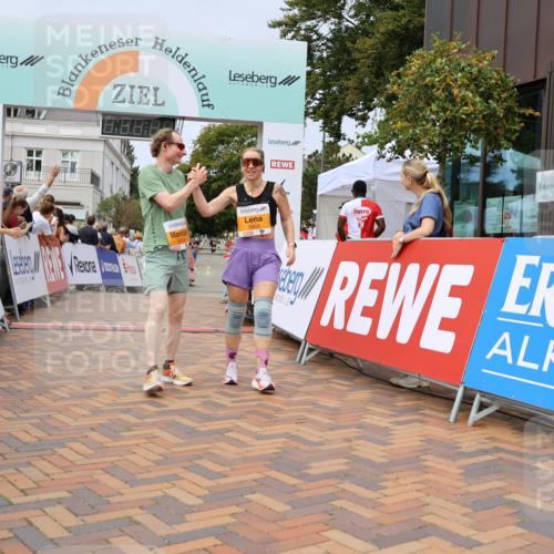 31.08.2025 - 21. Blankeneser Heldenlauf Strokosch-Dieckow http://msf.ph/oto/8700446 31.08.2025 12:38:18 Ziel 5503, 5504 meine-sportfotos.de