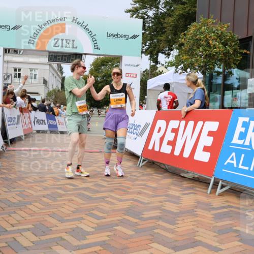 31.08.2025 - 21. Blankeneser Heldenlauf Strokosch-Dieckow http://msf.ph/oto/8700448 31.08.2025 12:38:17 Ziel 5503, 5504 meine-sportfotos.de