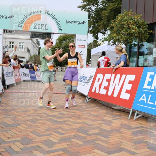 31.08.2025 - 21. Blankeneser Heldenlauf Strokosch-Dieckow http://msf.ph/oto/8700450 31.08.2025 12:38:17 Ziel 5503, 5504 meine-sportfotos.de