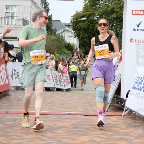 31.08.2025 - 21. Blankeneser Heldenlauf Strokosch-Dieckow http://msf.ph/oto/8700451 31.08.2025 12:38:16 Ziel 5503, 5504 meine-sportfotos.de