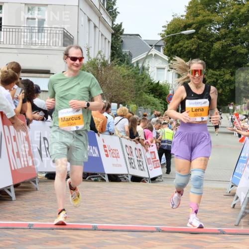 31.08.2025 - 21. Blankeneser Heldenlauf Strokosch-Dieckow http://msf.ph/oto/8700457 31.08.2025 12:38:16 Ziel 5503, 5504 meine-sportfotos.de