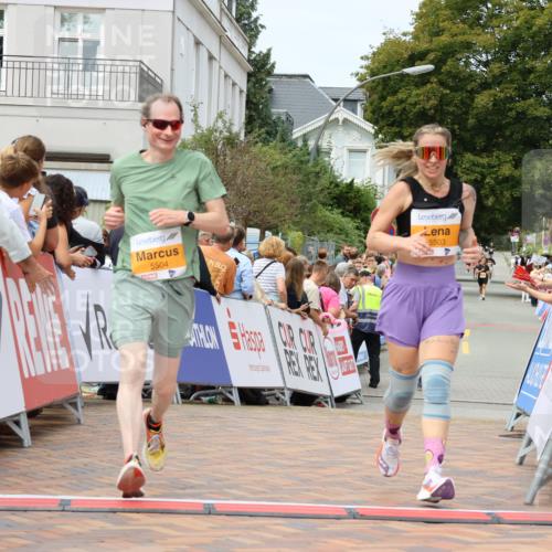 31.08.2025 - 21. Blankeneser Heldenlauf Strokosch-Dieckow http://msf.ph/oto/8700458 31.08.2025 12:38:15 Ziel 5503, 5504 meine-sportfotos.de