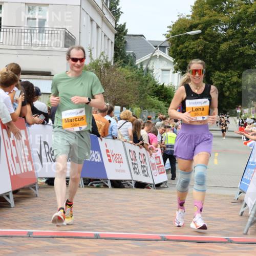 31.08.2025 - 21. Blankeneser Heldenlauf Strokosch-Dieckow http://msf.ph/oto/8700460 31.08.2025 12:38:15 Ziel 5503, 5504 meine-sportfotos.de