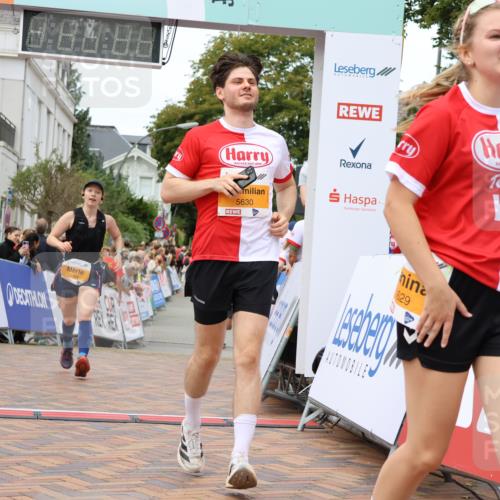 31.08.2025 - 21. Blankeneser Heldenlauf Strokosch-Dieckow http://msf.ph/oto/8700543 31.08.2025 12:50:57 Ziel 5268, 5040, 5629, 5630 meine-sportfotos.de