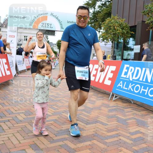 31.08.2025 - 21. Blankeneser Heldenlauf Strokosch-Dieckow http://msf.ph/oto/8700657 31.08.2025 12:50:37 Ziel 5726, 4380, 4379 meine-sportfotos.de