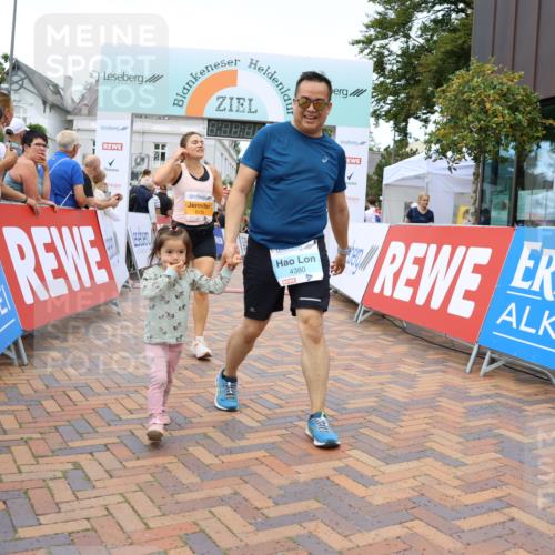 31.08.2025 - 21. Blankeneser Heldenlauf Strokosch-Dieckow http://msf.ph/oto/8700661 31.08.2025 12:50:36 Ziel 5726, 4380, 4379 meine-sportfotos.de
