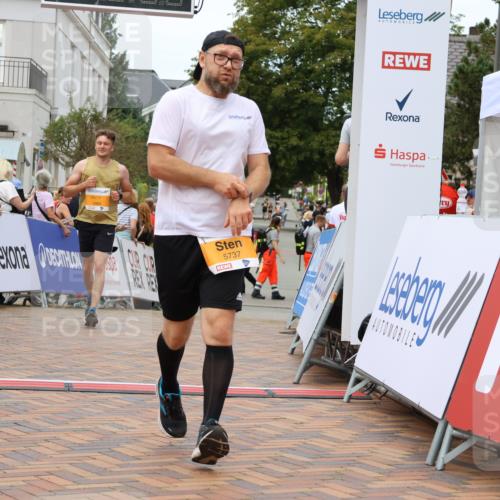 31.08.2025 - 21. Blankeneser Heldenlauf Strokosch-Dieckow http://msf.ph/oto/8700906 31.08.2025 12:49:14 Ziel 5071, 5737, 5117, 5869, 5110 meine-sportfotos.de