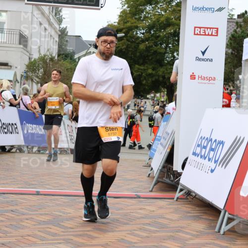 31.08.2025 - 21. Blankeneser Heldenlauf Strokosch-Dieckow http://msf.ph/oto/8700910 31.08.2025 12:49:14 Ziel 5071, 5737, 5117, 5869, 5110 meine-sportfotos.de