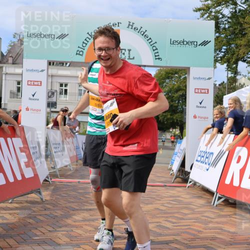 31.08.2025 - 21. Blankeneser Heldenlauf Strokosch-Dieckow http://msf.ph/oto/8702525 31.08.2025 13:32:53 Ziel 5259, 5260 meine-sportfotos.de
