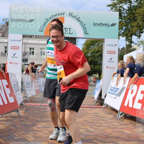 31.08.2025 - 21. Blankeneser Heldenlauf Strokosch-Dieckow http://msf.ph/oto/8702526 31.08.2025 13:32:53 Ziel 5259, 5260 meine-sportfotos.de