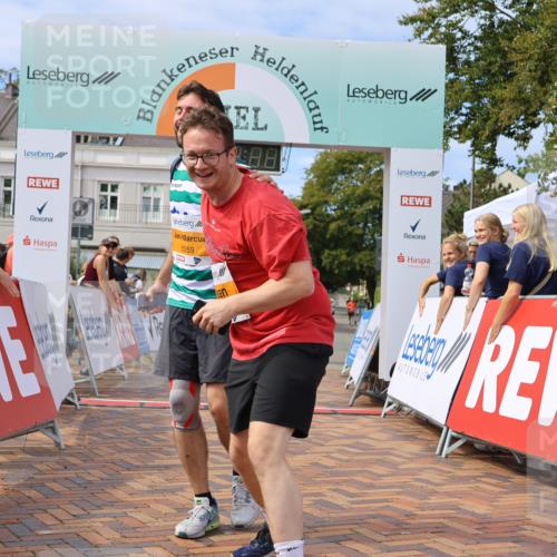 31.08.2025 - 21. Blankeneser Heldenlauf Strokosch-Dieckow http://msf.ph/oto/8702527 31.08.2025 13:32:53 Ziel 5259, 5260 meine-sportfotos.de