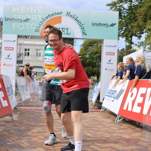 31.08.2025 - 21. Blankeneser Heldenlauf Strokosch-Dieckow http://msf.ph/oto/8702528 31.08.2025 13:32:53 Ziel 5259, 5260 meine-sportfotos.de